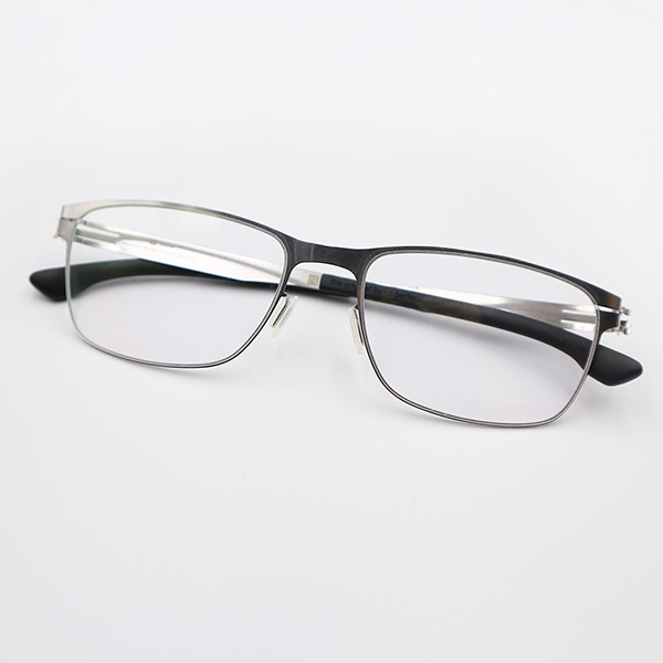 ic! Berlin Model dennis n. chrome Taalook Optic