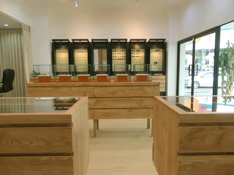 ร้านตัดแว่นเชียงใหม่ โซนเลือกกรอบแว่นและเลนส์ออโต้ บริการโดยทีม Doctor of Optometry