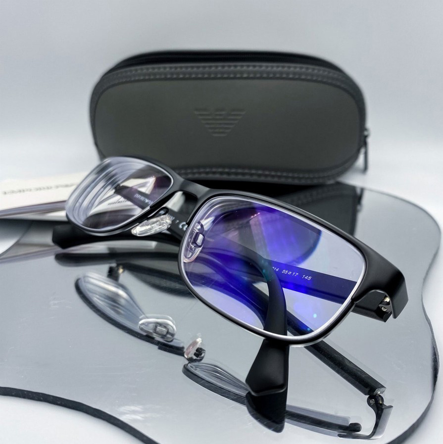 แว่นตากรอบสีดำ เลนส์สะท้อนแสงฟ้า วางคู่กับกล่องแว่นดีไซน์เรียบหรู