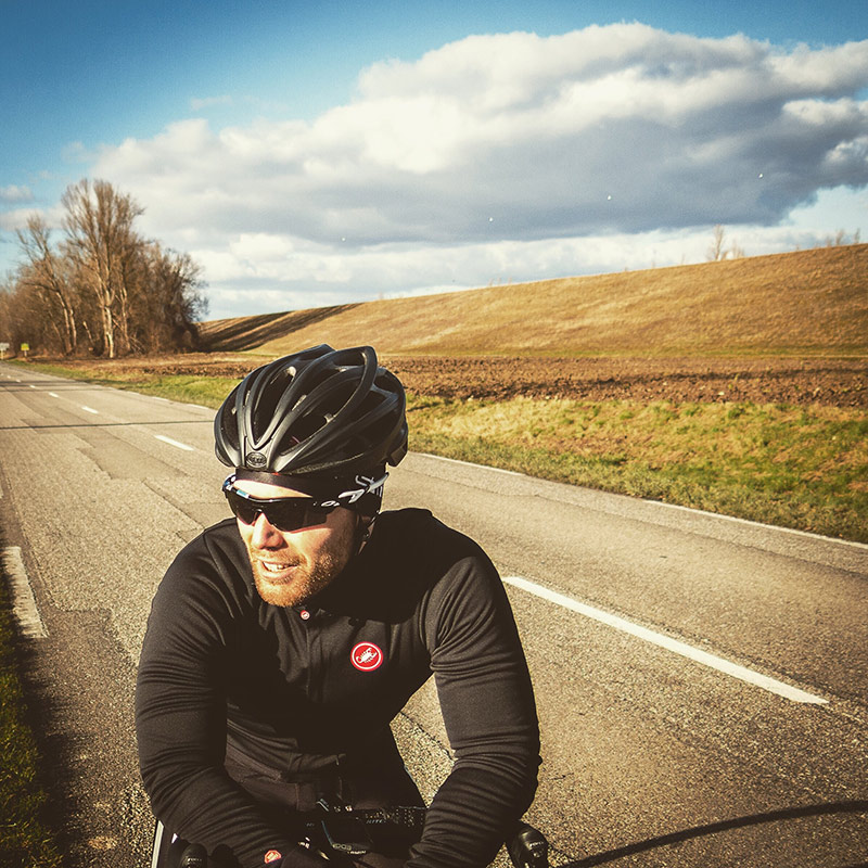 นักปั่นจักรยานสวมหมวกนิรภัยและแว่นกันแดด Oakley Radar EV Path