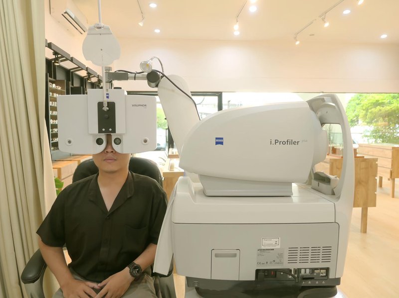ผู้ชายกำลังตรวจวัดสายตาด้วยเครื่องมือวัดสายตา ZEISS i.Profiler Plus ที่ร้านแว่นตาเชียงใหม่