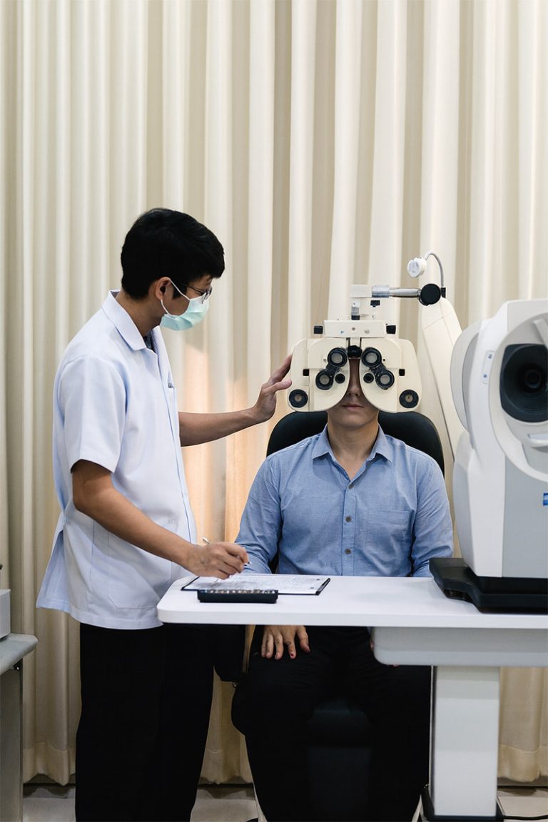 นักทัศนมาตรกำลังวัดสายตาให้ลูกค้าในร้านแว่นตาเชียงใหม่