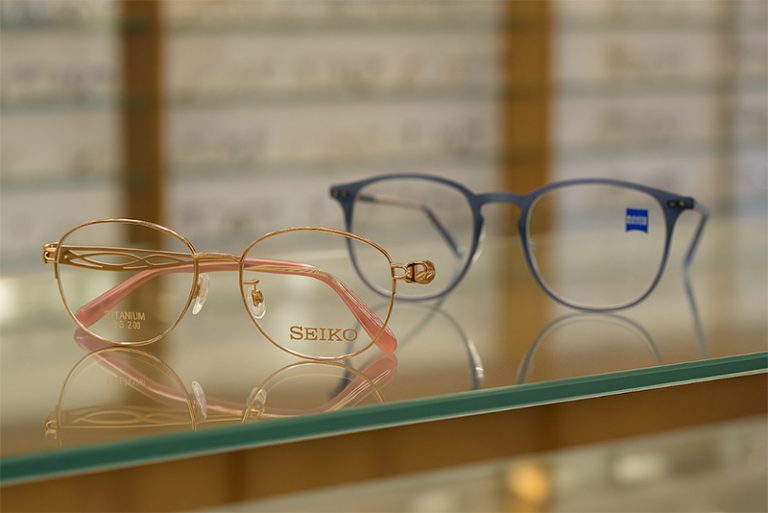 แว่นตา Seiko และ Zeiss วางโชว์บนตู้กระจกภายในร้านแว่นตา
