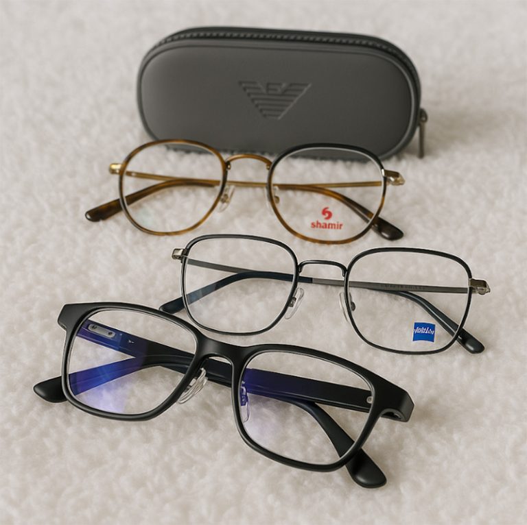 แว่นตา 3 แบบจากแบรนด์ต่าง ๆ วางเรียงบนพรมนุ่มสีขาว